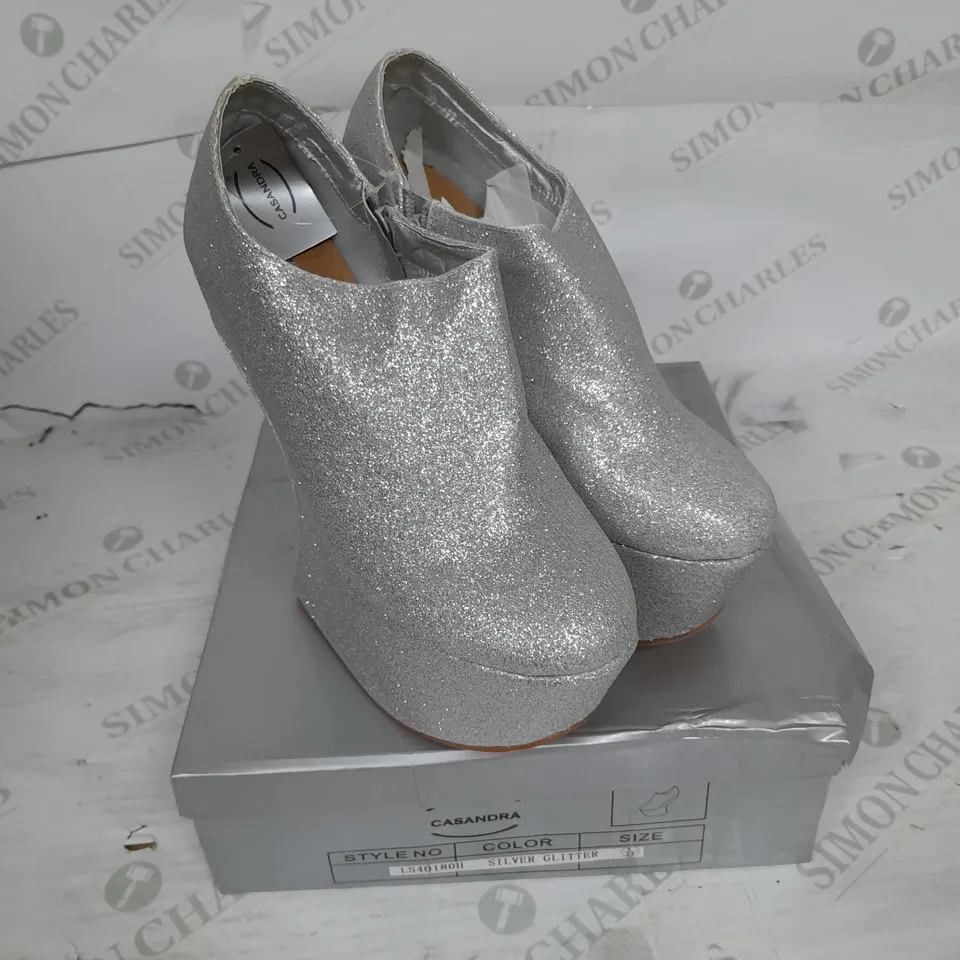 BOXED PAIR OF CASANDRA PLATFORM ANKLE SHOE IN SILVER GLITTER WITH SILVER STUD DETAIL SIZE 6