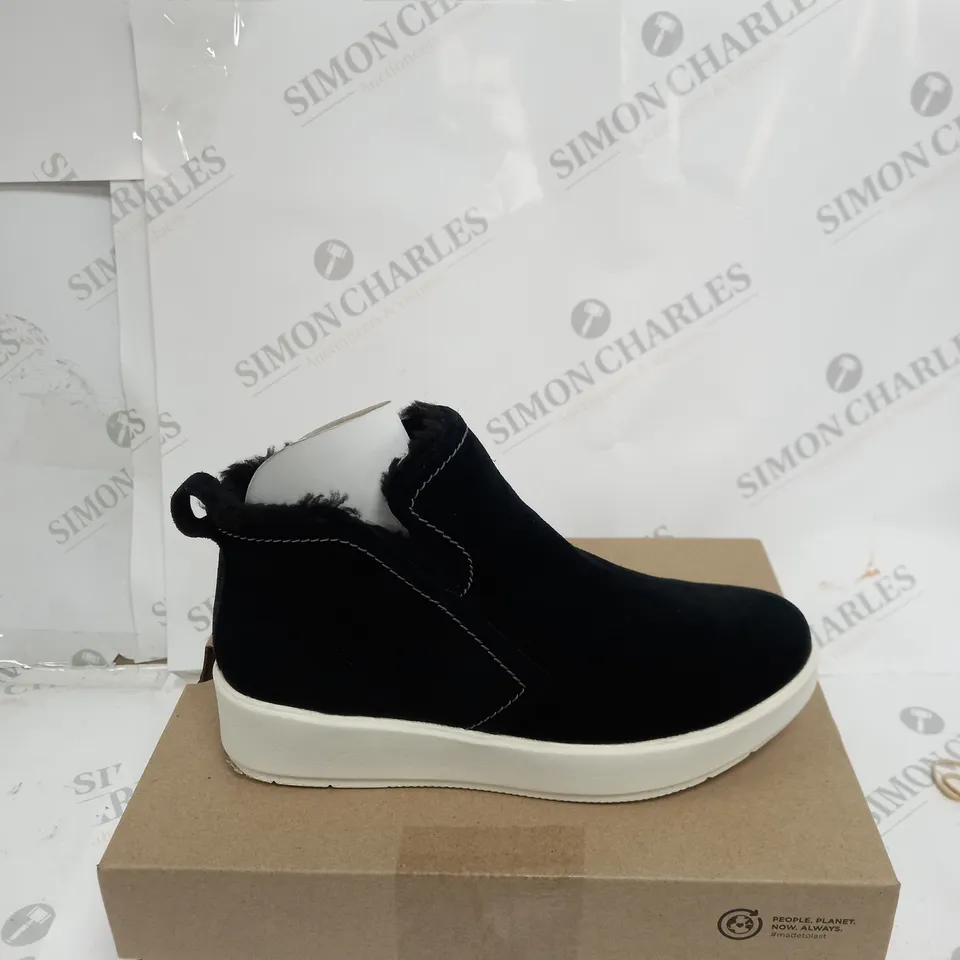 CLARKS LAYTON TRAINER SIZE 5