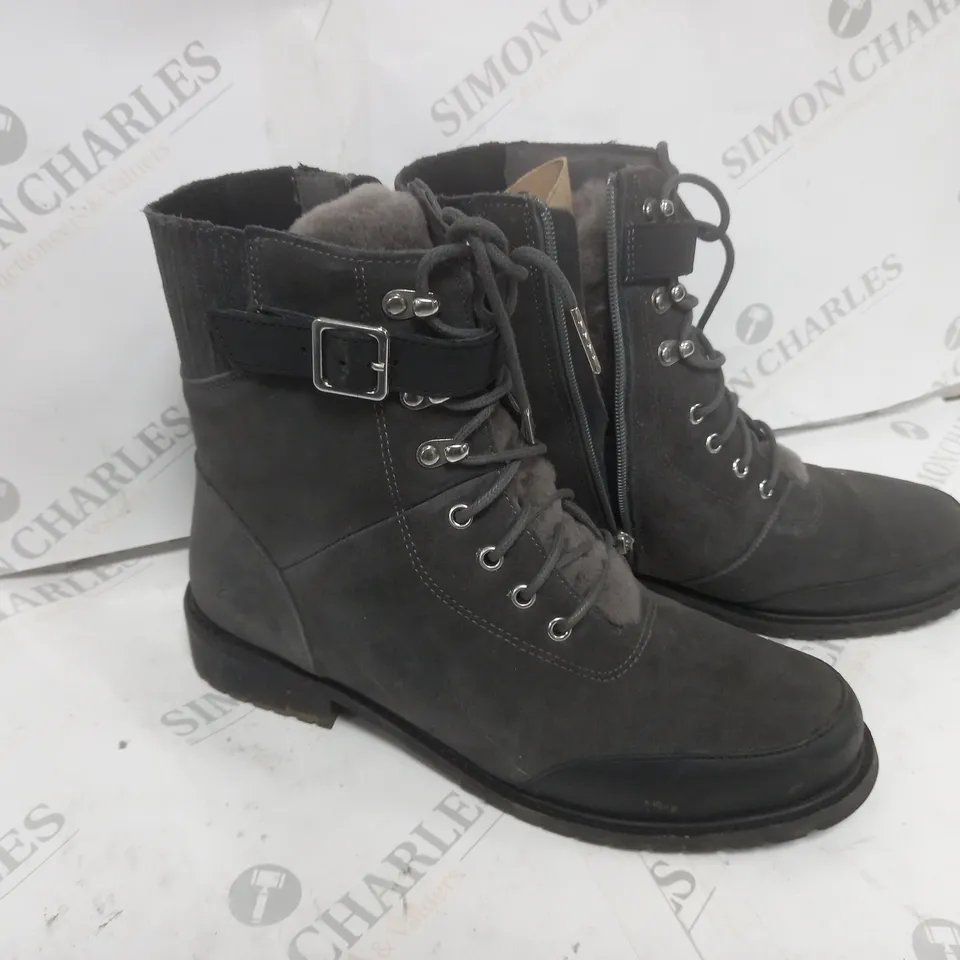 BOXED EMU AUSTRALIA WALKING BOOTS CHARCOAL SIZE 9