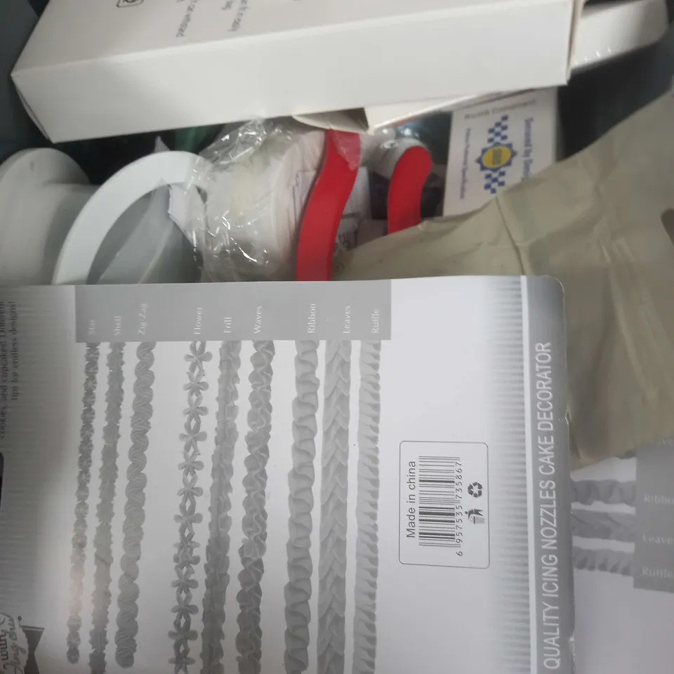 BOX OF APPROXIMATELY 15 ASSORTED COSMETIC ITEMS TO INCLUDE - NOTEBOOK BOTTLE, SILICONE, PADLOCK ETC