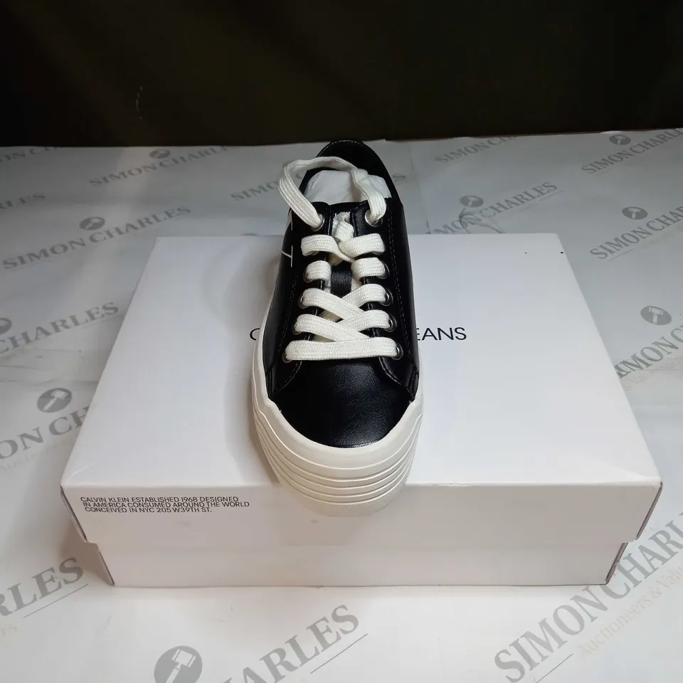 BOXED PAIR OF CALVIN KLEIN JEANS ZESLEY LOW TOP TRAINERS IN BLACK - 2