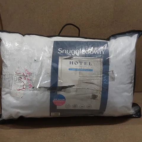 BAGGED PAIR OF SNUGGLEDOWN HOTEL COLLECTION LUXURIOUS COSY PILLOW