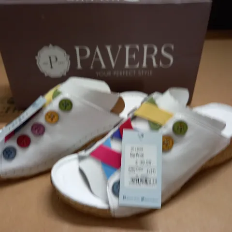 BOXED PAIR OF PAVERS SHOES - 4(37)