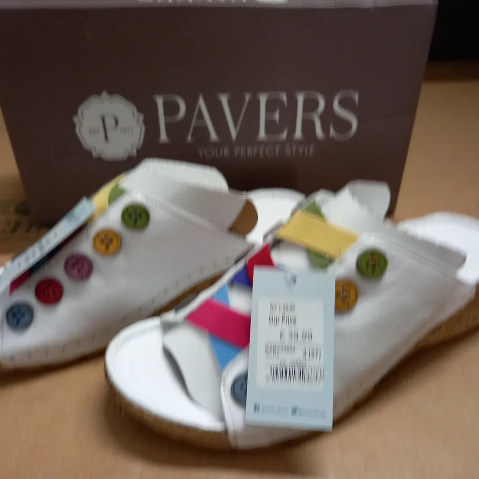 BOXED PAIR OF PAVERS SHOES - 4(37)