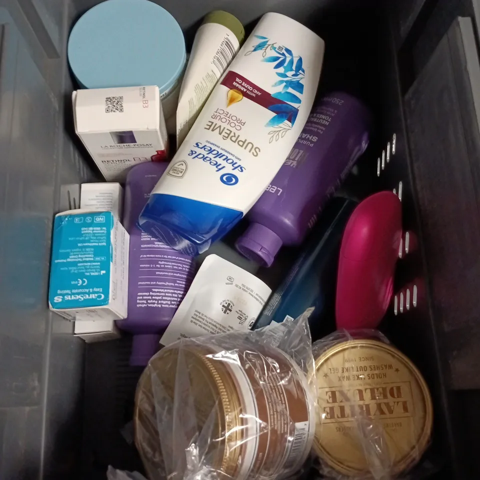 APPROXIMATEY 20 ASSORTED HEALTH AND BEAUTY PRODUCTS TO INCLUDE - CERAVE MOISTURISING LOTION - SHAMPOODLE DOG SHAMPOO AND BEAUTY BLENDERS AND BRUSHES