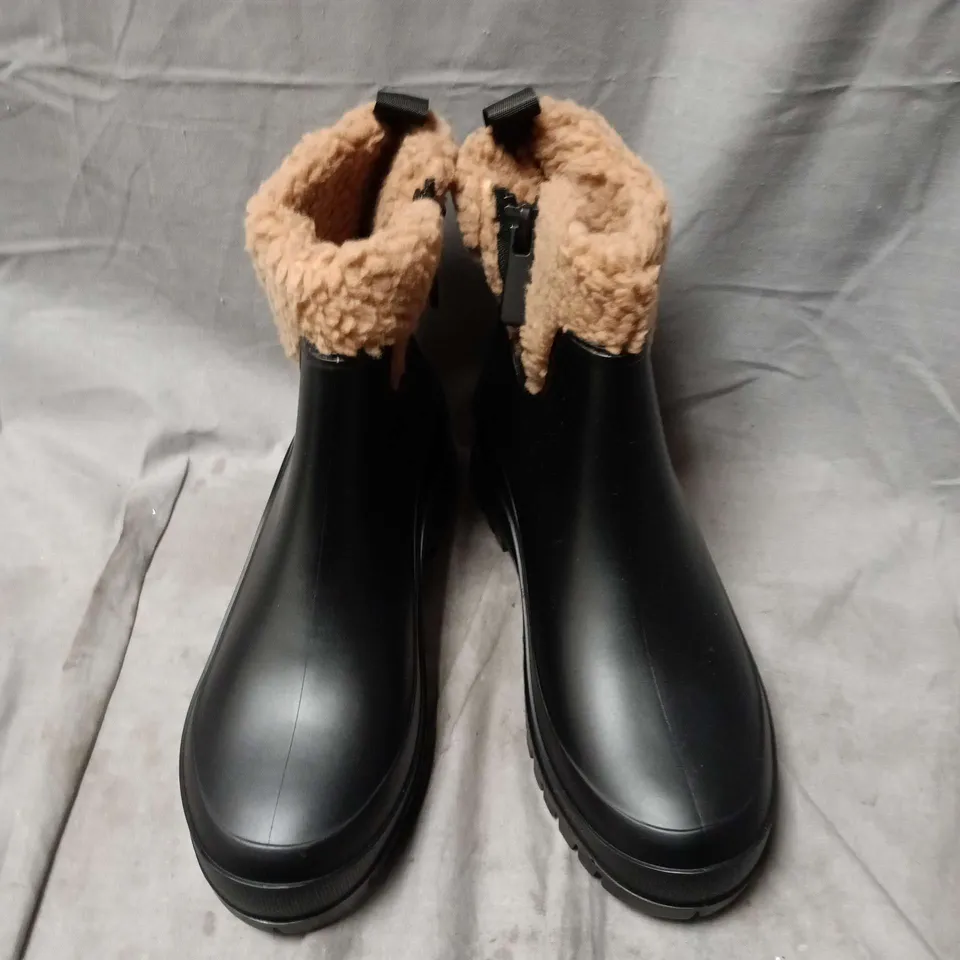 UNBOXED PAIR OF ANIMAL LOLAH WOMENS WELLIES IN BLACK - UK 7