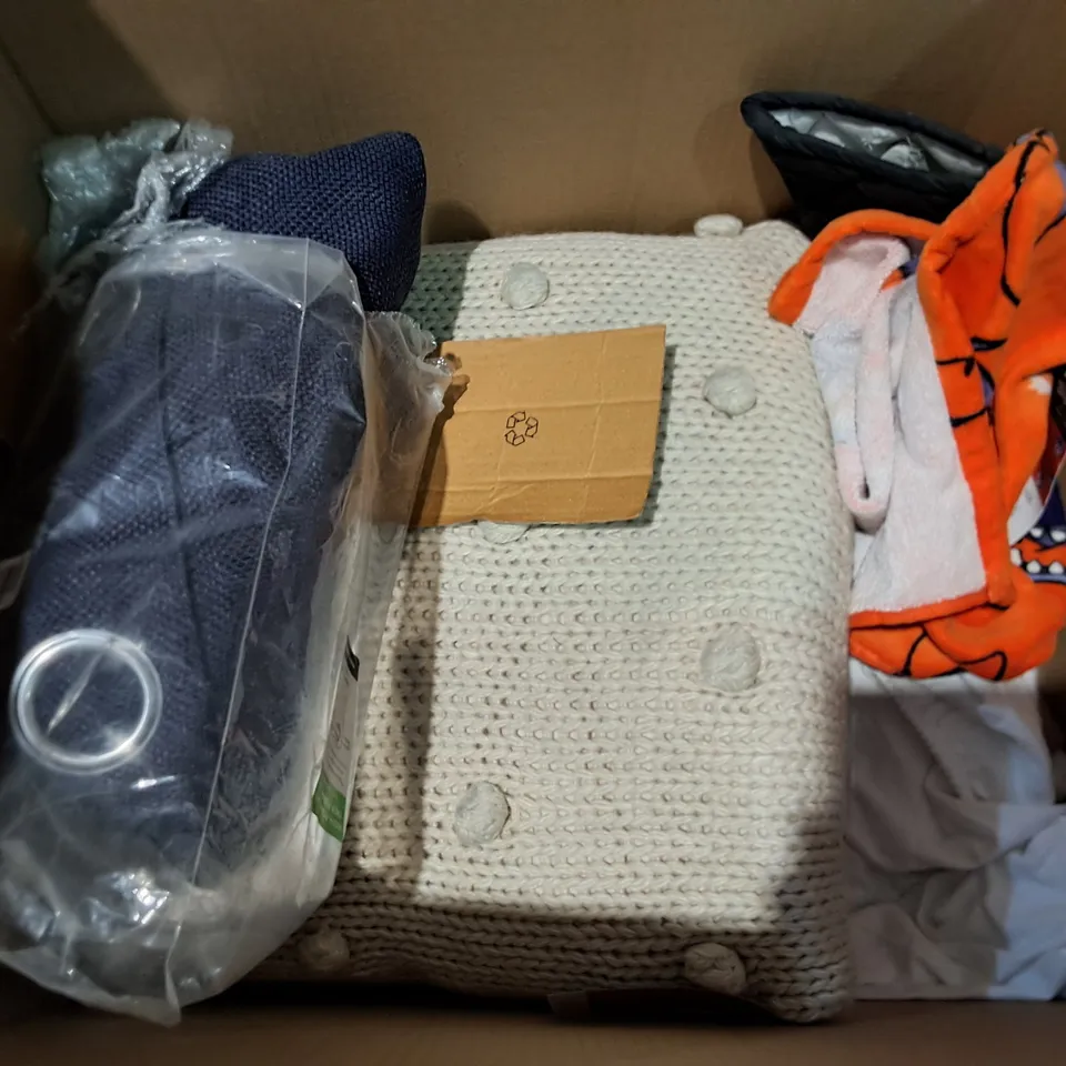 LOT OF APPROXIMATELY 13 ASSORTED BEDDING AND SOFT FURNISHING  ITEMS TO INCLUDE BEDDING, CUSHIONS AND GUEST TOWEL