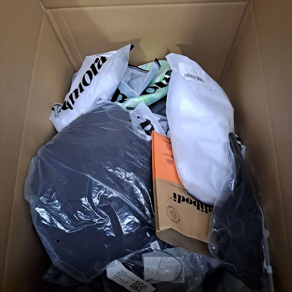 BOX OF APPROXIMATELY 25 ASSORTED CLOTHING ITEMS TO INCLUDE - DRESSES, HOODI, BRAS ETC