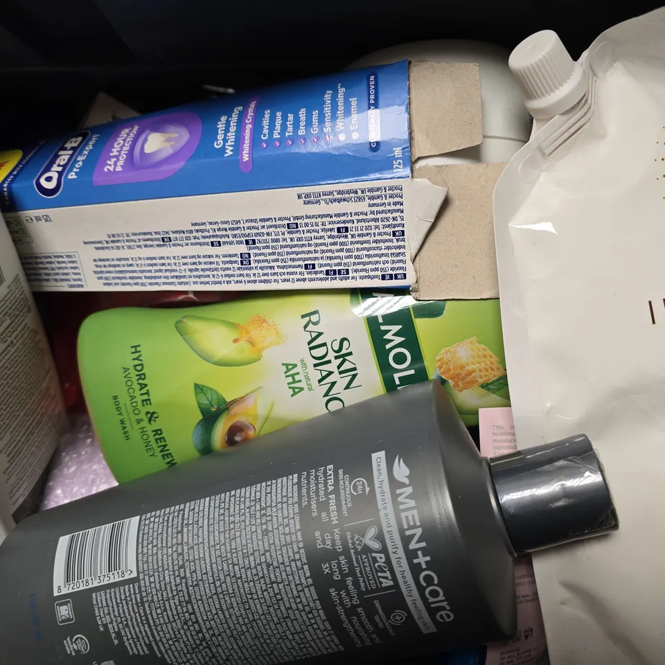 APPROXIMATELY 10 ASSORTED HEALTH & BEAUTY ITEMS TO INCLUDE - NIVEA FACE WASH , L'OREAL SHOWER GEL , L'OREAL THERMIC RESIST ROLL ON ETC