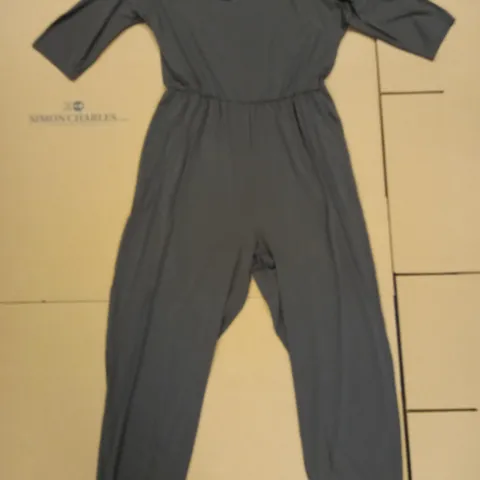 BOX OF APPROXIMATELY 11 BRAND NEW KIM&CO KHAKI JUMPSUITS SIZE 2X LARGE