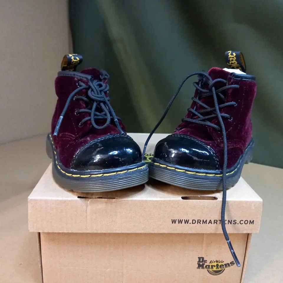 BOXED PAIR OF DR MARTENS BUNNY B BLACK/CHERRY RED JNR BOOTS SIZE CHILD 4