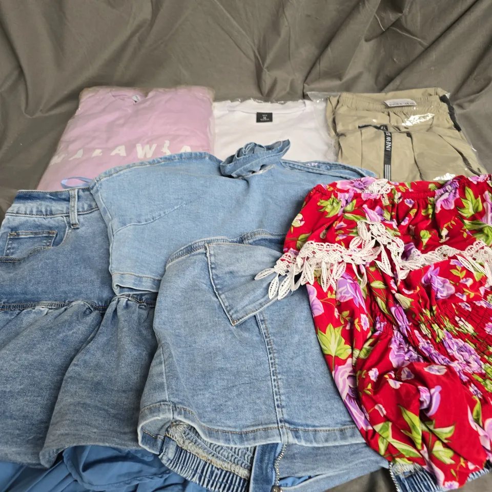 BOX OF APPROXIMATELY 20 ASSORTED CLOTHING ITEMS TO INCLUDE - SKIRT, DRESS, TSHIRTS, ETC
