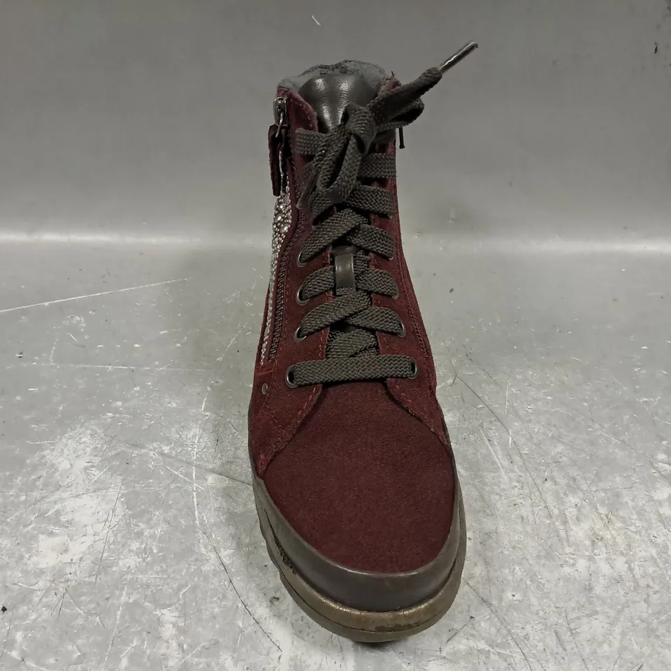 BOXED PAIR OF UNBRANDED SHOES IN BURGUNDY SIZE UNSPECIFIED