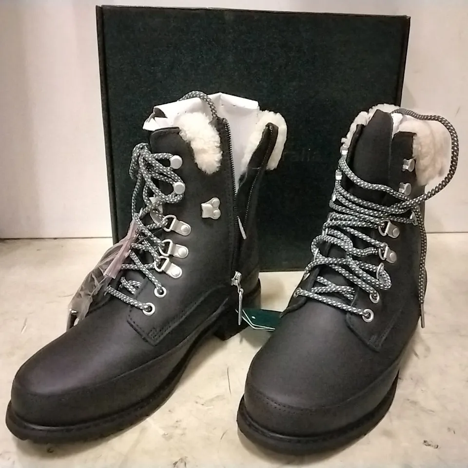 BOXED EMU AUSTRALIA UNISEX BOOTS ,BLACK ,  SIZE UK 6 , 4 PAIRS 