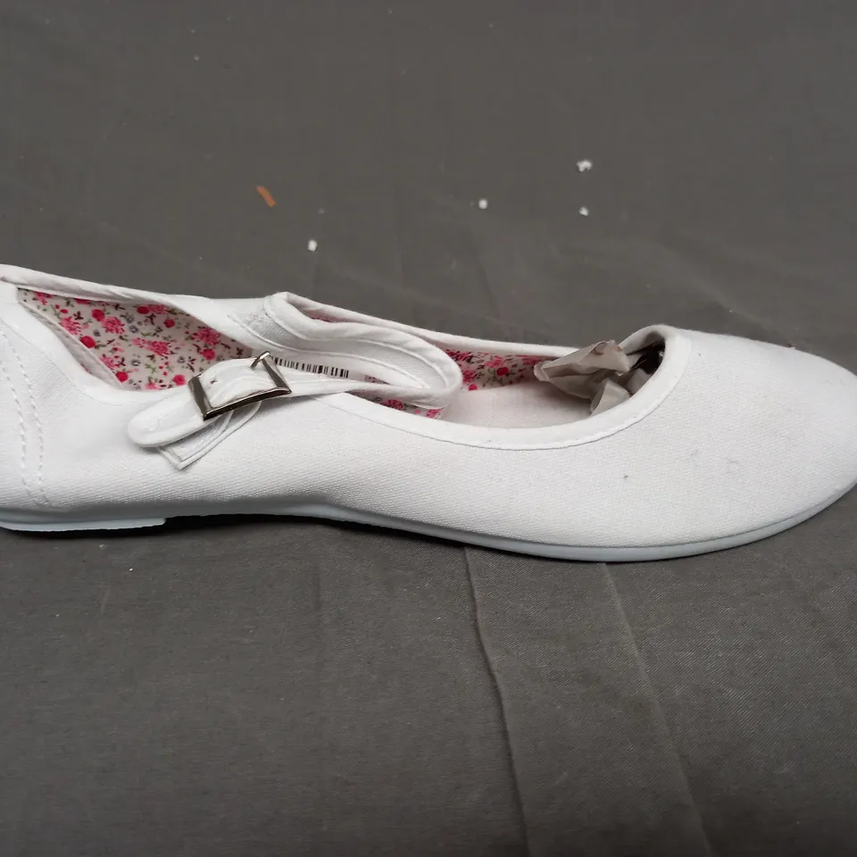 BOX OF APPROXIMATELY 12 PAIRS OF WHITE PUMPS IN VARIOUS SIZES