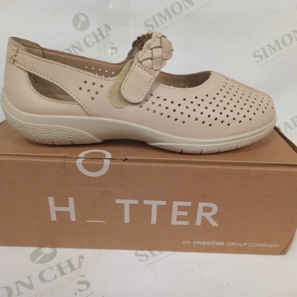 BOXED PAIR OF HOTTER QUAKE II EXTRA WIDE SHOES IN BEIGE UK SIZE 6.5