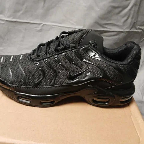 NIKE BLACK RUNNING SHOES – SIZE UK 9 (EUR 43 / USA 10)