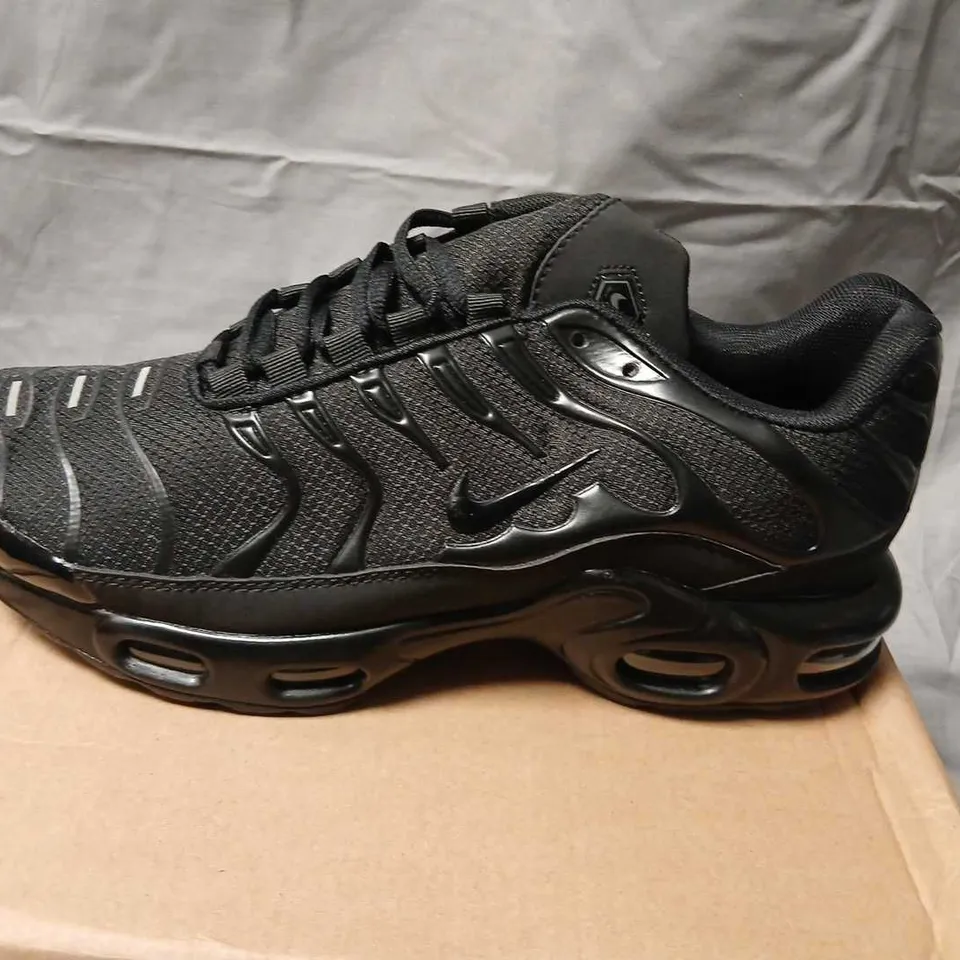 NIKE BLACK RUNNING SHOES – SIZE UK 9 (EUR 43 / USA 10)