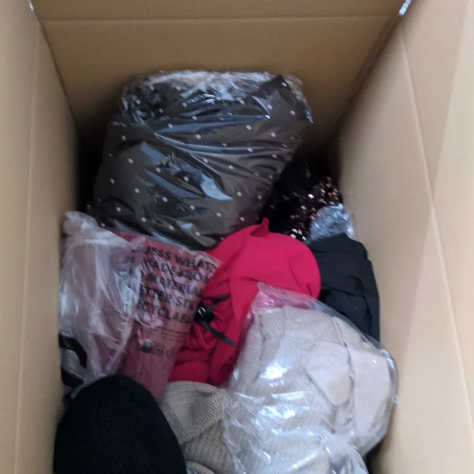 BOX OF APPROXIMATELY 25 ASSORTED CLOTHING ITEMS INCLUDING BRIGHT ORANGE SWEATER , BLUE GILLET AND BEIGE CARDIGAN 