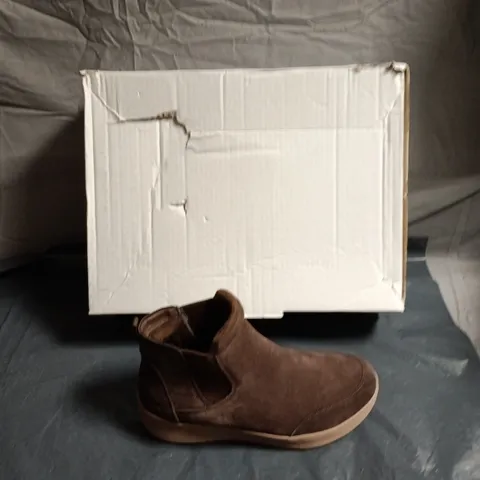 SKECHERS BROWN SUEDE CHELSEA BOOTS – MEN'S ANKLE BOOTS - SIZE UK 7 