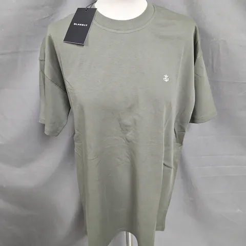 BLAKELY EMBROIDERED TEE IN GREEN SIZE L