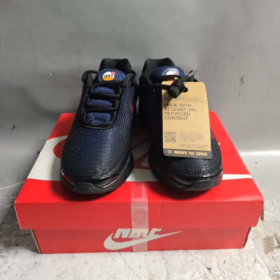 BOXED PAIR OF NIKE AIR MAX DN JUNIOR TRAINERS IN NAVY - UK 2.5
