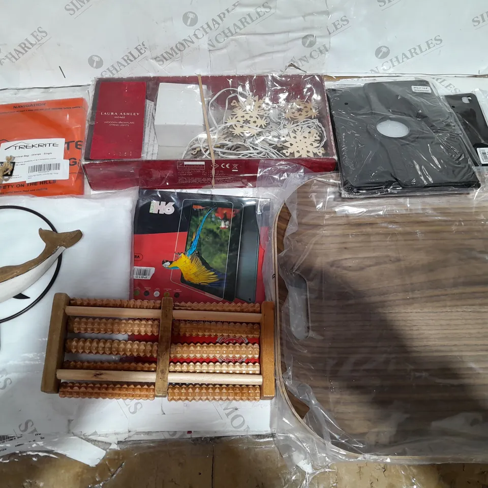 LARGE QUANTITY OF ASSORTED HOUSEHOLD ITEMS TO INCLUDE WOODEN TRAYS, TREKRITE AND SCREEN PROTECTOR
