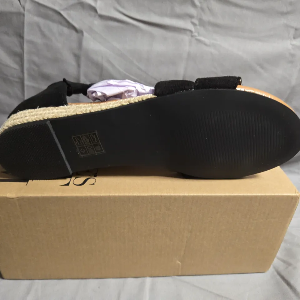 BOXED PAIR OF WIDE LADIES SANDALS - UK SIZE 5