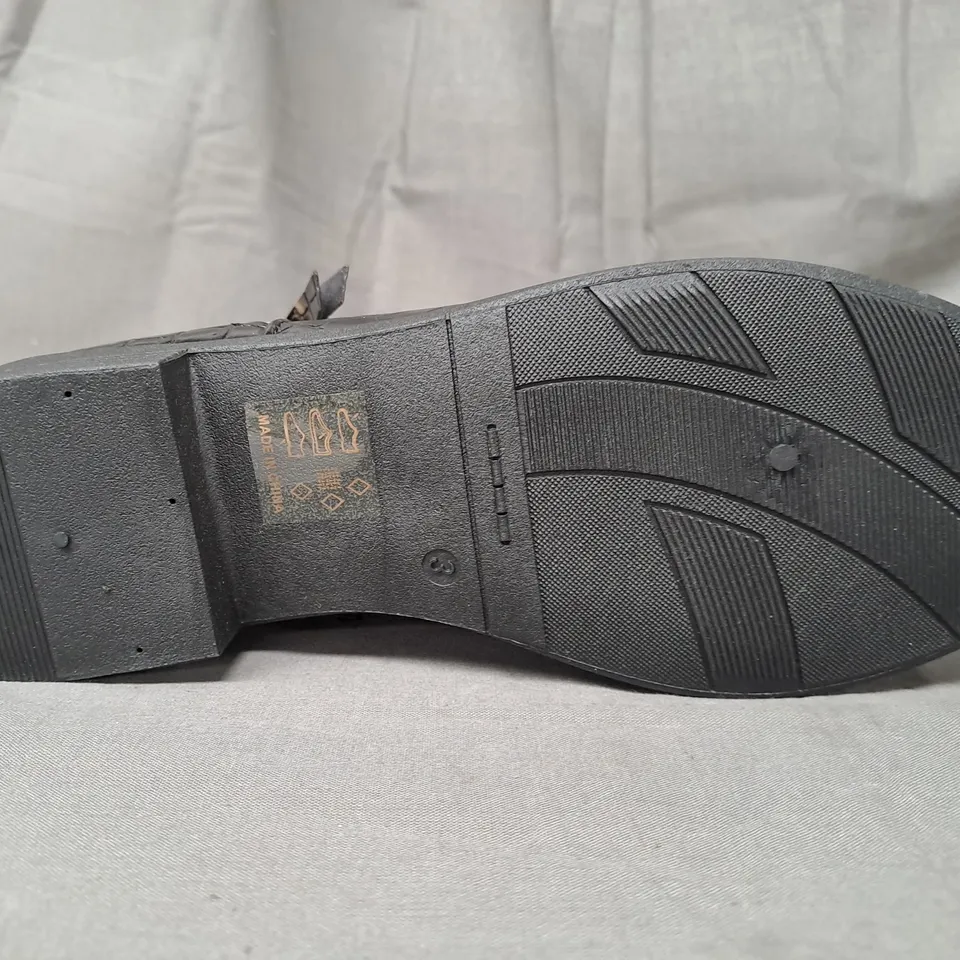 BOXED PAIR OF SOLE ANKLE BOOTS IN BLACK SIZE 3