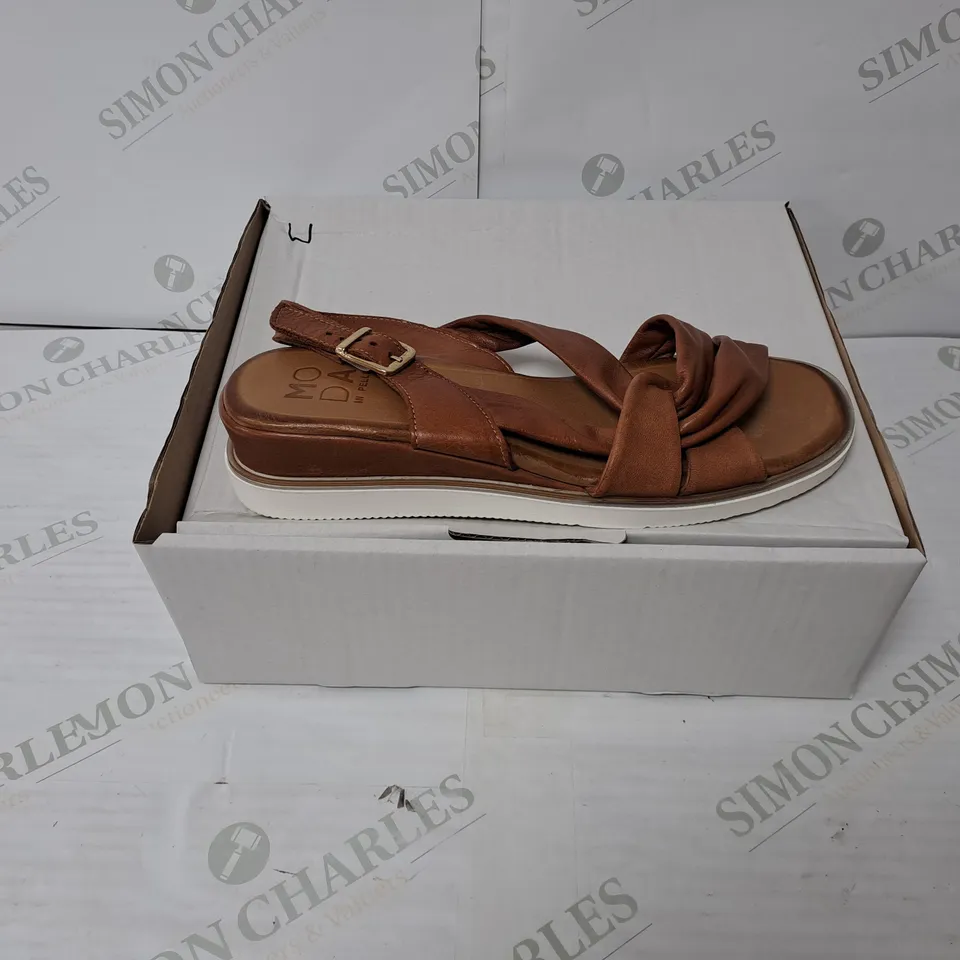 BOXED PAIR OF MODA IN PELLE OLANNA SANDALS IN TAN SIZE 8