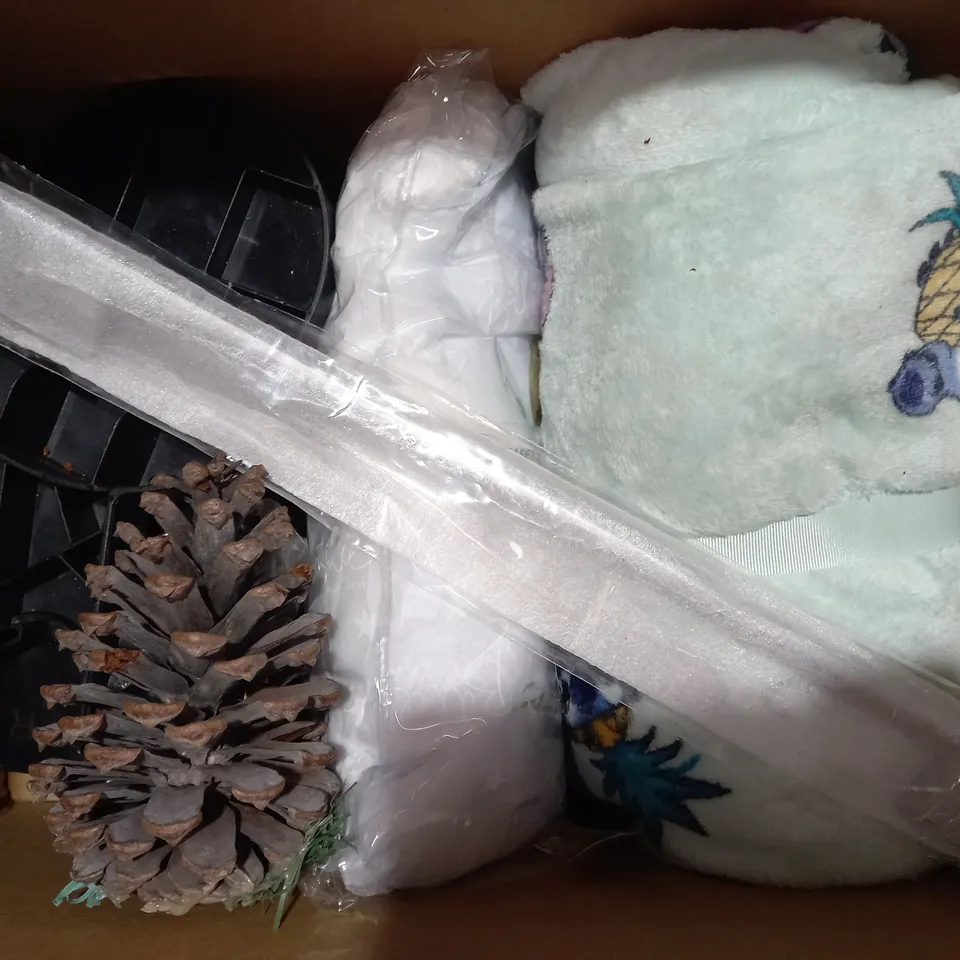 BOX OF APPROXIMATELY 5 ASSORTED HOUSEHOLD ITEMS TO INCLUDE EXTENSION LEAD, SHOWER HEAD, FLORAL BEVELLED GLASS TUMBLER IN PURPLE, ETC