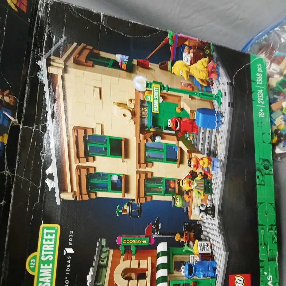 LEGO Sesame Street Set – Boxed with two brick bags (LEGO IDEAS)