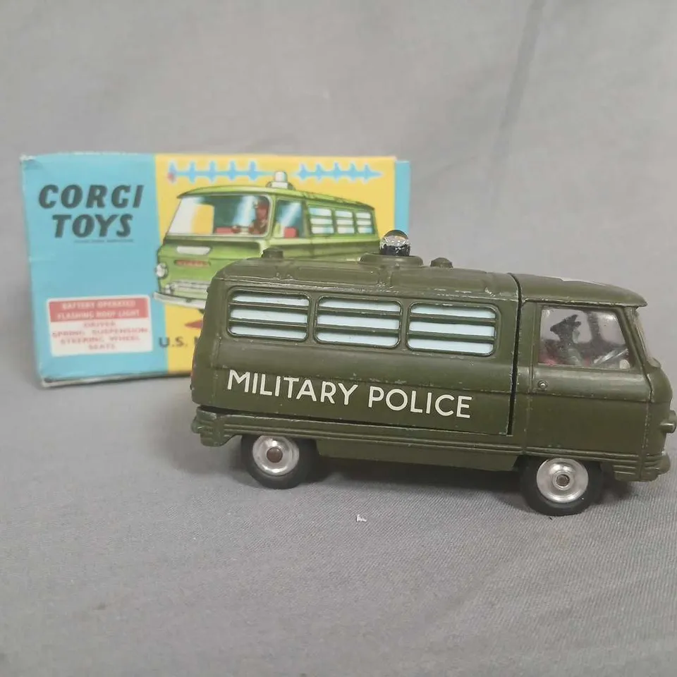 CORGI TOYS 355 U.S. MILITARY POLICE TRUCK WITH FLASHING LIGHT – GREEN, BOXED