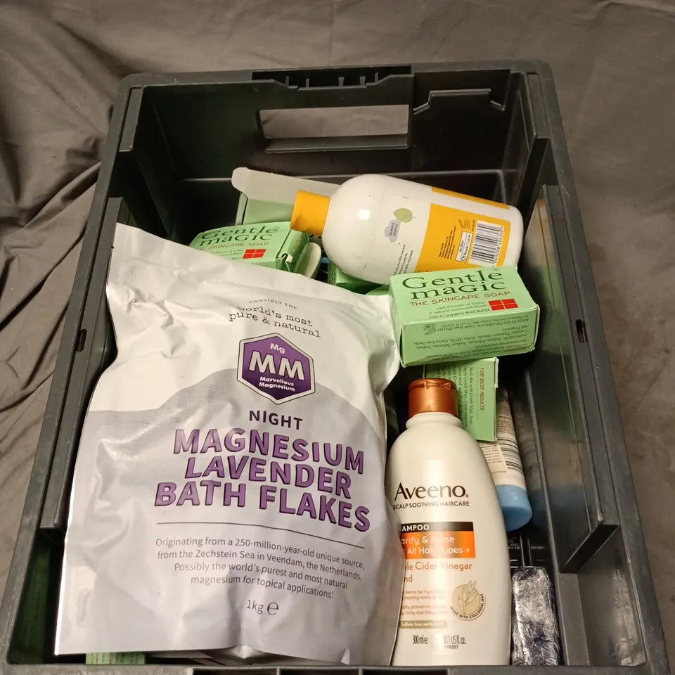 APPROXIMATELY 15 ASSORTED COSMETIC ITEMS TO INCLUDE AVEENO, LAVENDER BATH FLAKES, BABY SHAMPOO, SOAP ETC