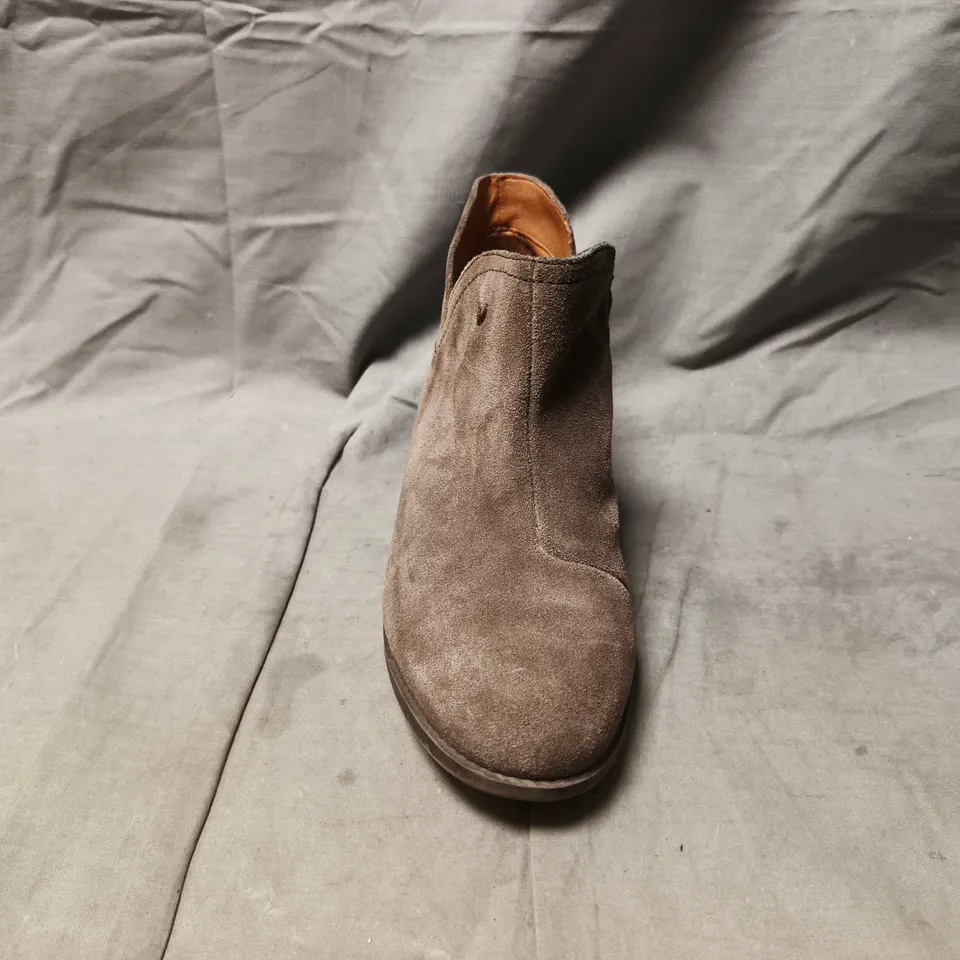 BOXED PAIR OF VIONIC LOW BLOCK HEEL SIDE-ZIP SHOES IN GREY UK SIZE 6