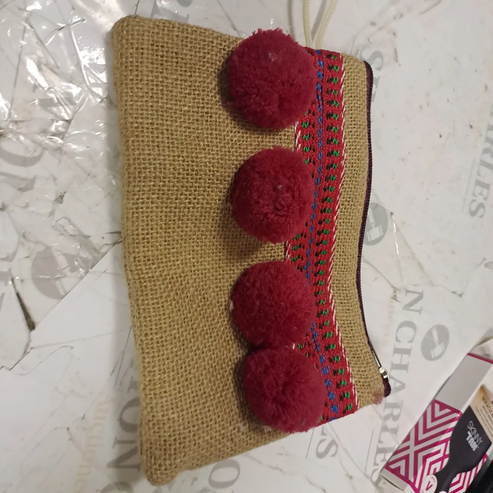 BOX OF 5 ASSORTED ITEMS TO INCLUDE MAKE UP BAG, MAKE BRUSHES ETC 