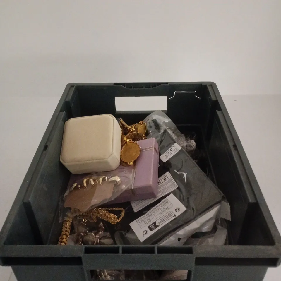 TOTE OF APPROXIMATELY 20 ASSORTED JEWELLERY ITEMS OF VARIOUS SIZES AND STYLES TO INCLUDE NECKLACES, EAR RINGS ETC