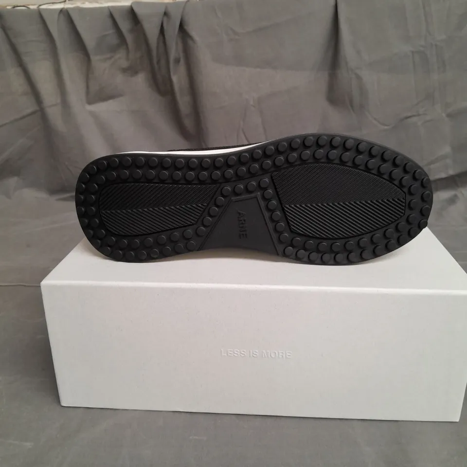 BOXED PAIR OF ARNE WAVE RUNNER SIZE 9 
