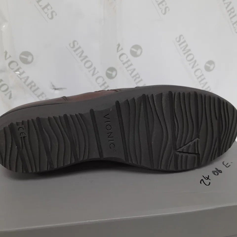 VIONIC LOIS FULL GRAIN CHUKKA FLAT BOOT - SIZE 7.5