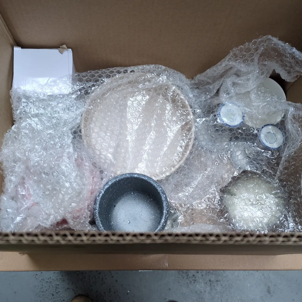 LOT OF APPROXIMATELY 15 ASSORTED POTTERY ITEMS TO INCLUDE VALENTINE'S MUG, MIRRORED GLASS ELVIS PRESLEY PICTURE AND A LIGHT UP UNICORN