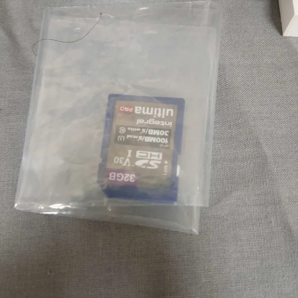 CANON EOS R50 DIGITAL CAMERA WITH 18-45MM KIT LENS + DM-E100 STEREO MICROPHONE