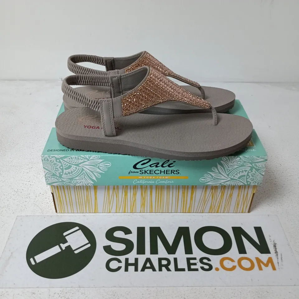 BOXED PAIR OF SKECHERS CALI SANDALS IN GREY - UK 7