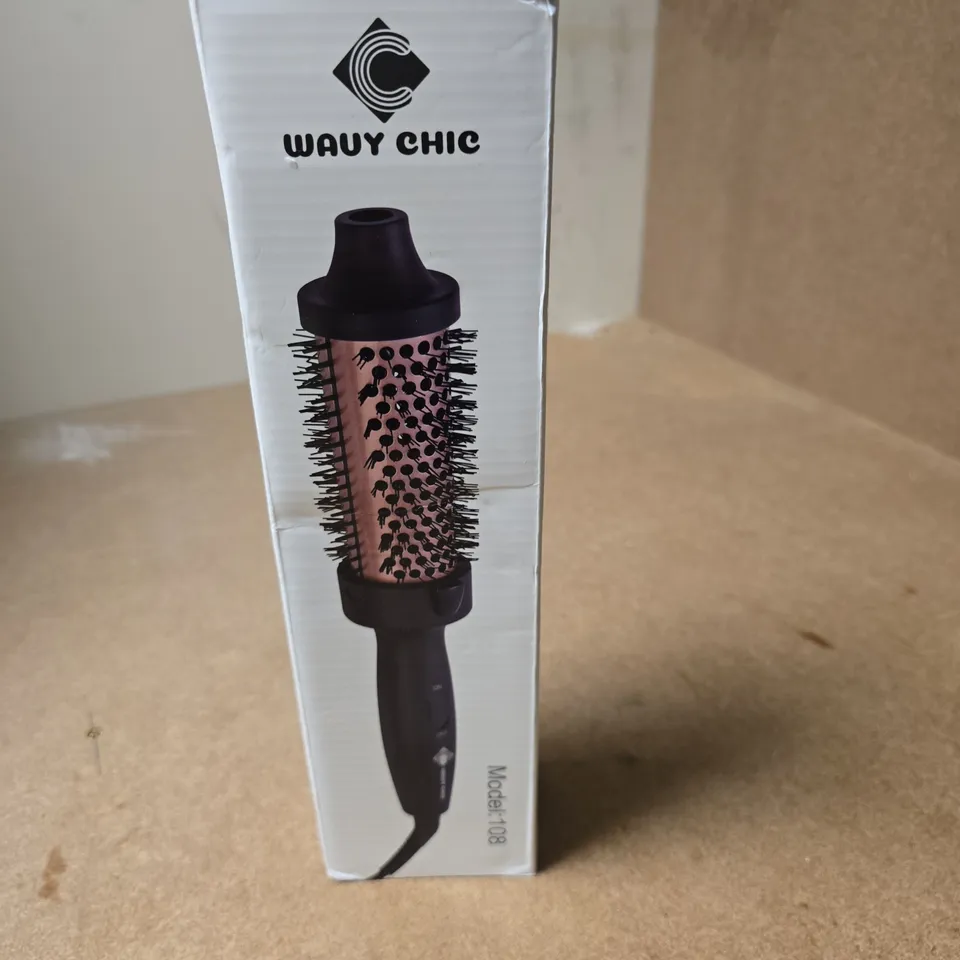 BOX OF APPROXIMATELY 10 ASSORTED ITEMS INCLUDING HDMI 2 IN 1 OUT KVM SWITCH , WAUY CHIC ELECTRIC HAIR BRUSH AND SEENDA KEYBOARD