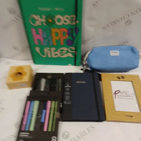 APPROXIMATELY 20 ASSORTED HOUSEHOLD PRODUCTS TO INCLUDE NOTEPAD, STRESS TOY, PICTURE FRAME ETC
