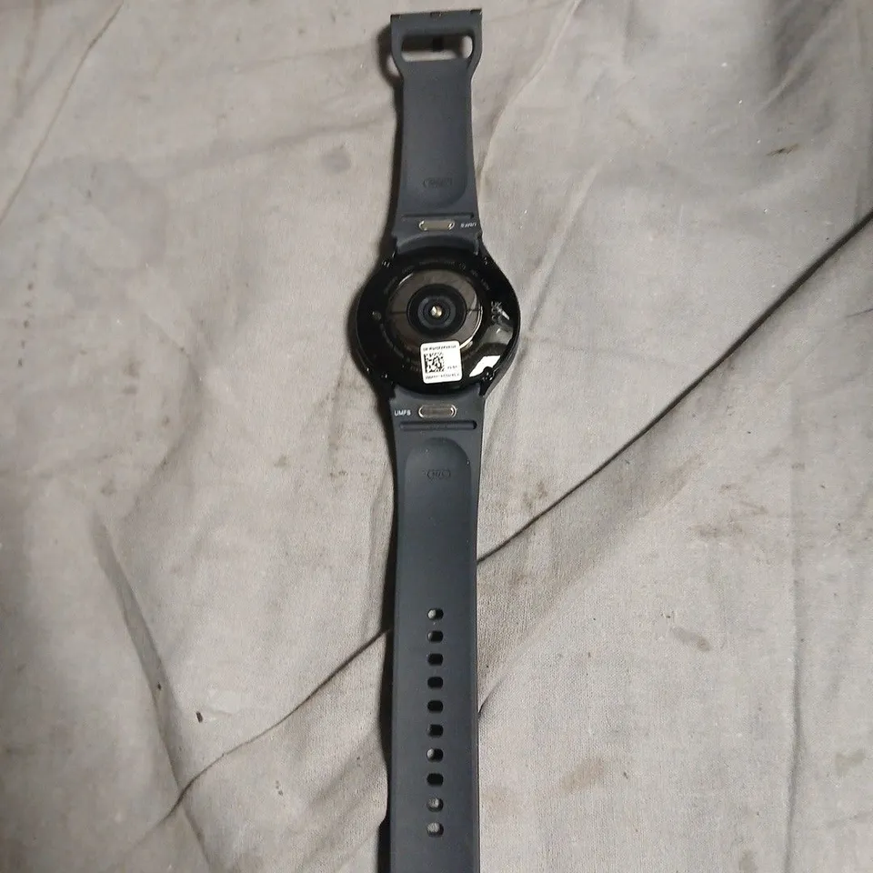 ROUND-FACED SMARTWATCH WITH SILICONE STRAP 