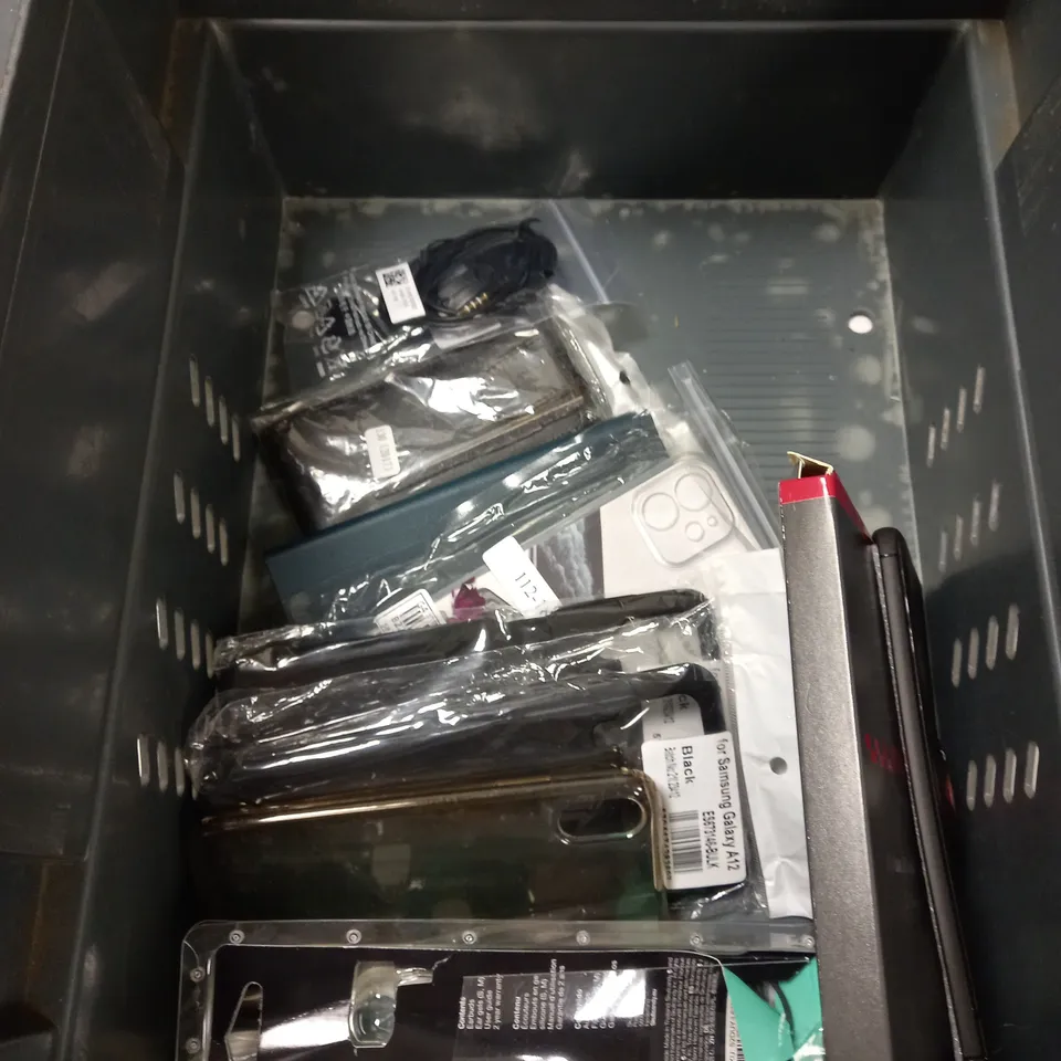 BOX OF APPROXIMATELY 15 ASSORTED MOBILE PHONE ACCESSORIES TO INCLUDE SKULLCANDY EARPHONES, CASEKOO IPHONE CASE, FAST CHARGE USB CHARGING PLUG ETC 