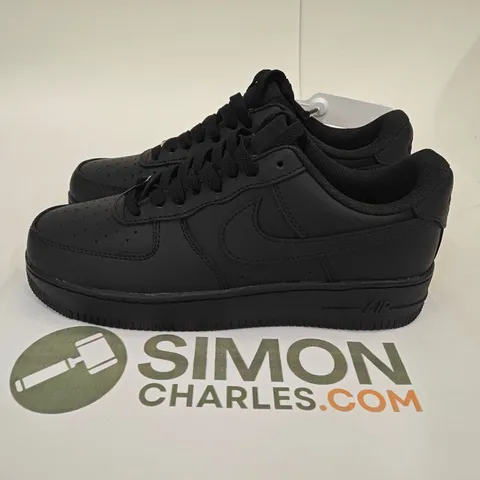 NIKE AIR FORCE 1 TRAINERS IN BLACK - UK 7
