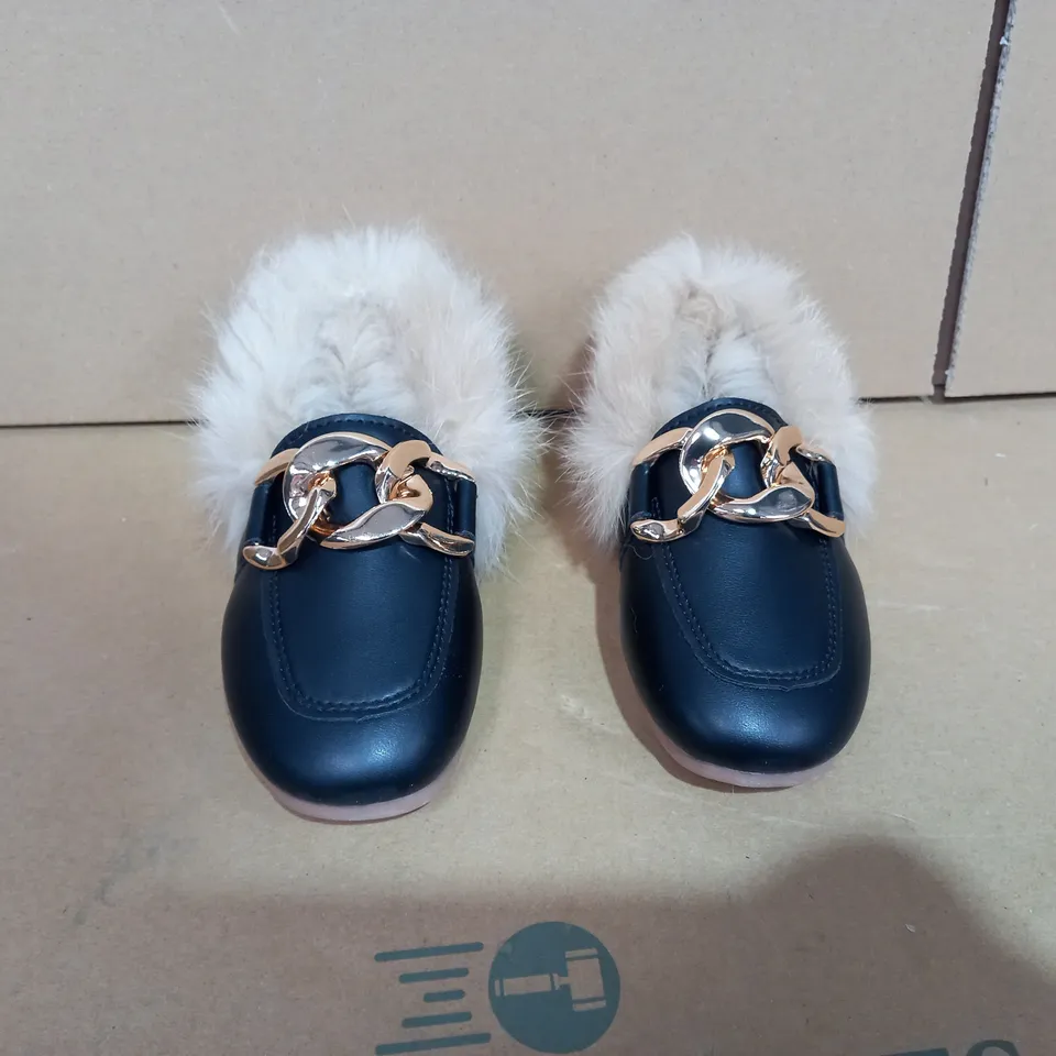 BOXED PAIR OF EU SIZE 27 CHILDRENS SHOES 