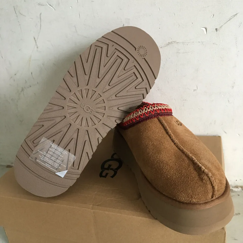BOXED PAIR OF UK SIZE 6 UGG SLIP ON SHOES 