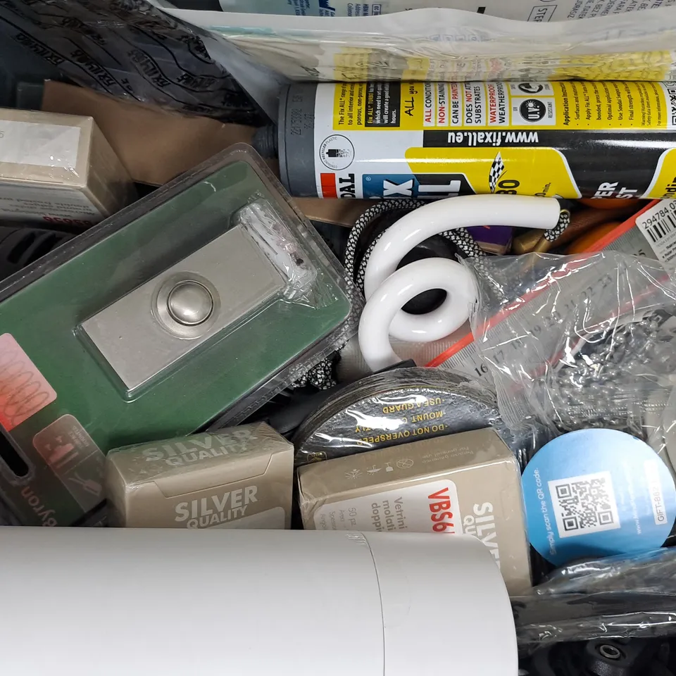APPROXIMATELY 18 ASSORTED HOUSEHOLD ITEMS TO INCLUDE WOODEN FORKS, MULTICOLOURED PARTY PAPER CUPS, ETC